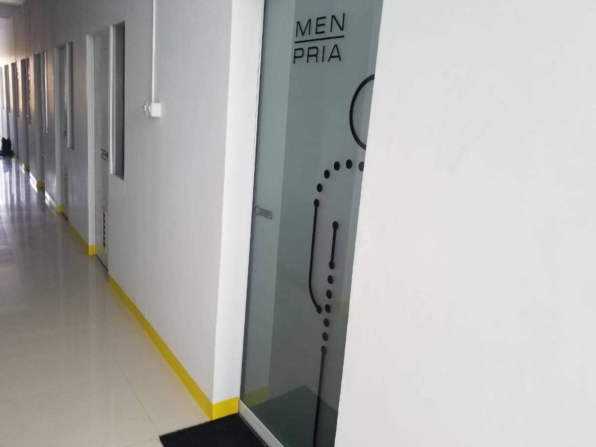 Aur Kuning Hostel Syariah Букитинги Екстериор снимка