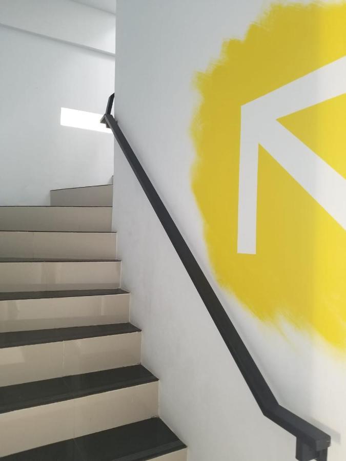 Aur Kuning Hostel Syariah Букитинги Екстериор снимка