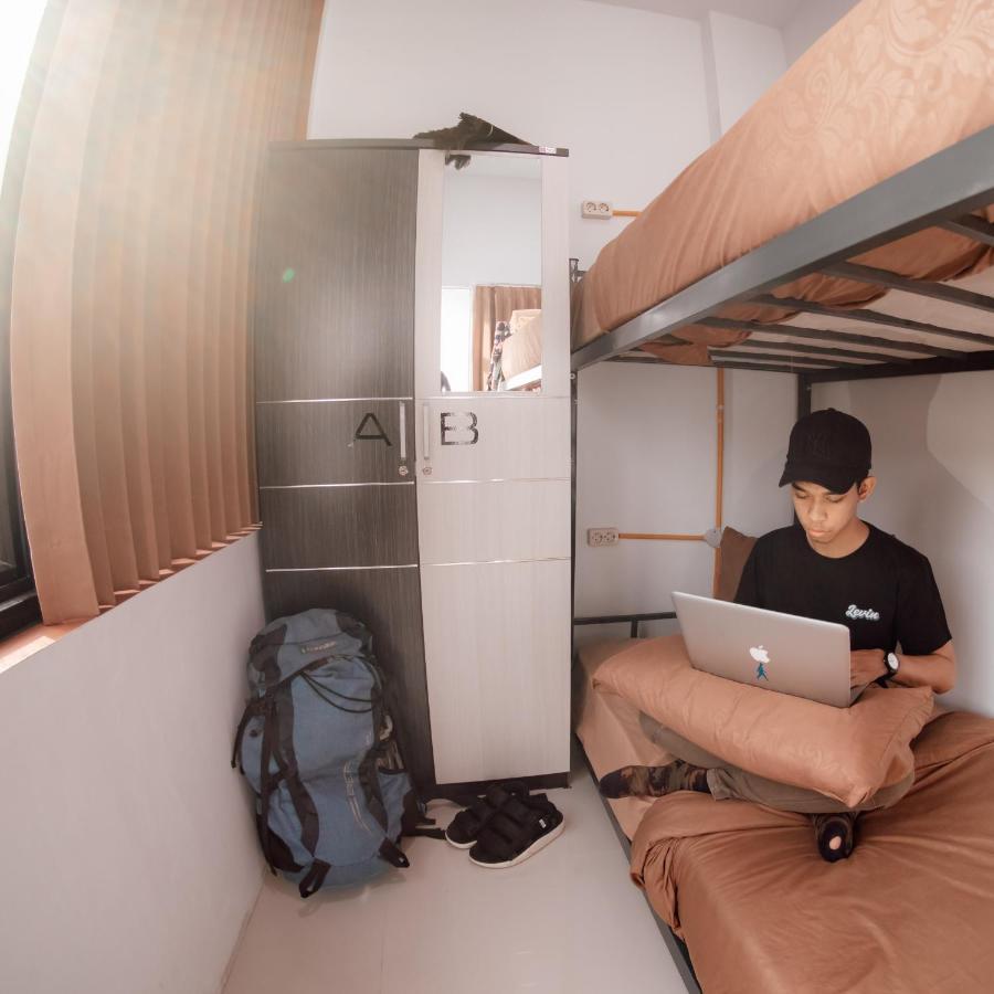 Aur Kuning Hostel Syariah Букитинги Екстериор снимка